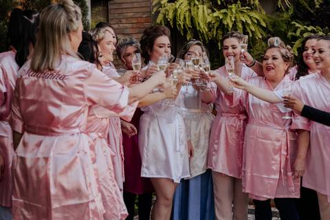 making of da noiva, vestido magnus, cabelo e maquiagem studio mello, melo, fotografia thais augusto fotografia, fotógrafa autoral, espontânea de bauru-sp casamento na vila de sao francisco, brinde da noiva no salão de cabelereiro'