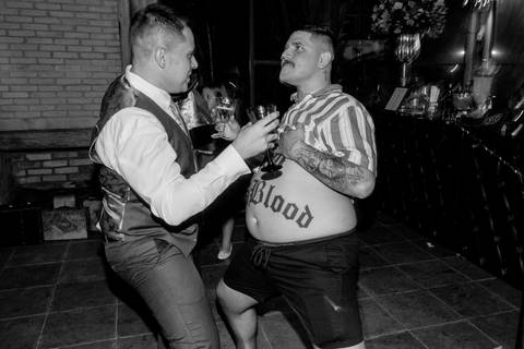 padrinho mostra barriga tatuada no casamento dos noivos na balada'