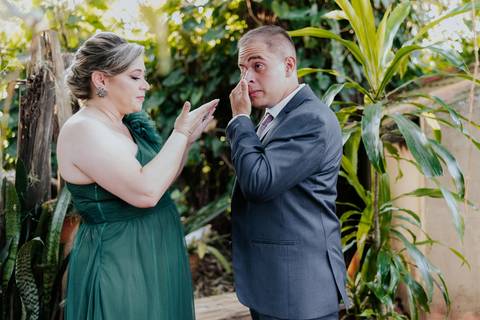 mae e noivo emocionado antes do casamento, fotografia autoral e espontânea, Thais Augusto Fotografia, vila de sao francisco, cerimonialista, casamento de dia, por do sol, casamento entardecer, fotografia autoral e documental'