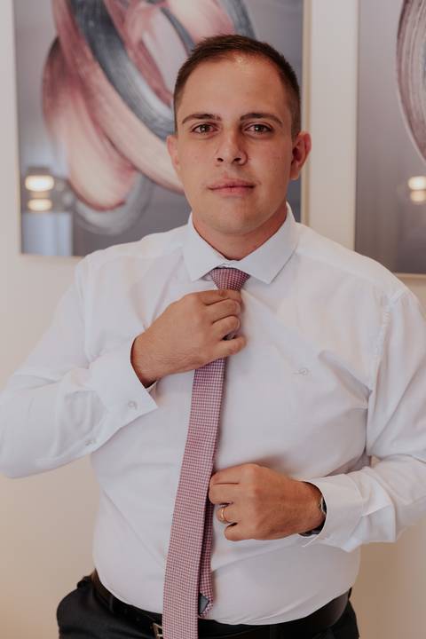 making of noivo barba, barbearia, making of em casa, terno barbara homem - cerimonialista debora cota, vila de sao francisco - fotografa thais augusto fotografia, momentos descontraídos do casamento, fotos espontâneas, fotos criativas, naturais'