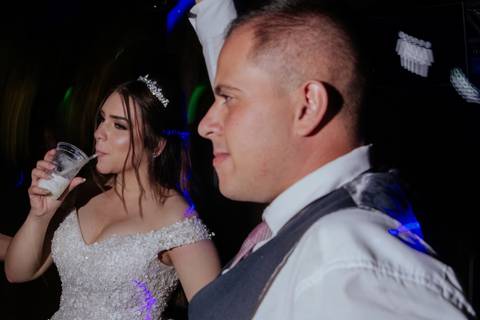 entrada da noiva vila de sao francisco, debora cota cerimonialista, dj emerson cano, thais augusto fotografia, vestido magnus noiva, terno barbara homem, tag de casamento, richard iluminaçao cenica, decoraçao flora'