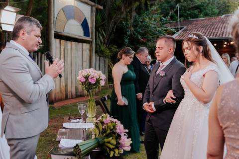 entrada da noiva vila de sao francisco, debora cota cerimonialista, dj emerson cano, thais augusto fotografia, vestido magnus noiva, terno barbara homem, tag de casamento, richard iluminaçao cenica, decoraçao flora'