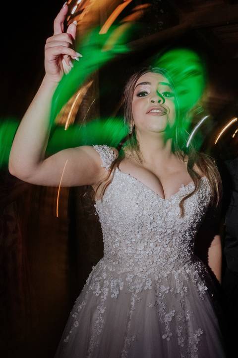 entrada da noiva vila de sao francisco, debora cota cerimonialista, dj emerson cano, thais augusto fotografia, vestido magnus noiva, terno barbara homem, tag de casamento, richard iluminaçao cenica, decoraçao flora'