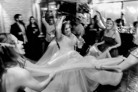 madrinhas balançando o vestido da noiva no dia do casamento na balada divertida e dançando com as madrinhas momento animado na festa de casamento balada'