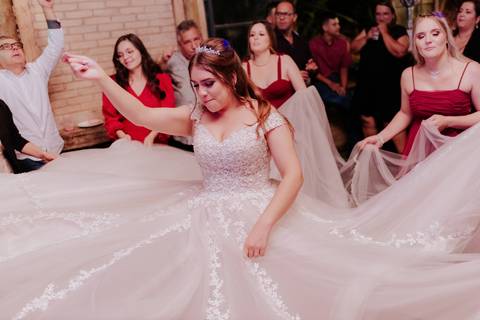 madrinhas balançando o vestido da noiva no dia do casamento na balada divertida e dançando com as madrinhas momento animado na festa de casamento balada'
