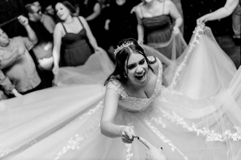 madrinhas balançando o vestido da noiva no dia do casamento na balada divertida e dançando com as madrinhas momento animado na festa de casamento balada'