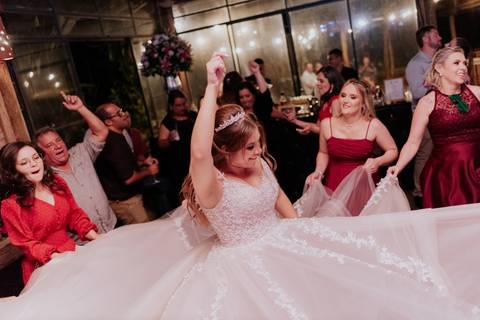 madrinhas balançando o vestido da noiva no dia do casamento na balada divertida e dançando com as madrinhas momento animado na festa de casamento balada'