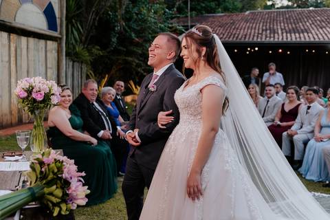 entrada da noiva vila de sao francisco, debora cota cerimonialista, dj emerson cano, thais augusto fotografia, vestido magnus noiva, terno barbara homem, tag de casamento, richard iluminaçao cenica, decoraçao flora'