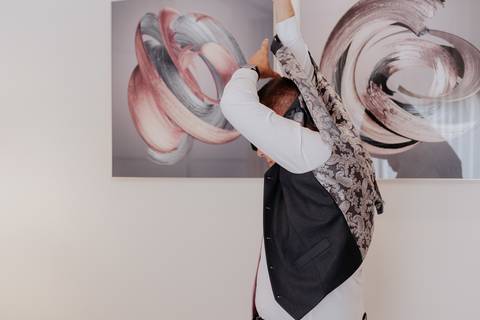 making of noivo barba, barbearia, making of em casa, terno barbara homem - cerimonialista debora cota, vila de sao francisco - fotografa thais augusto fotografia, momentos descontraídos do casamento, fotos espontâneas, fotos criativas, naturais'