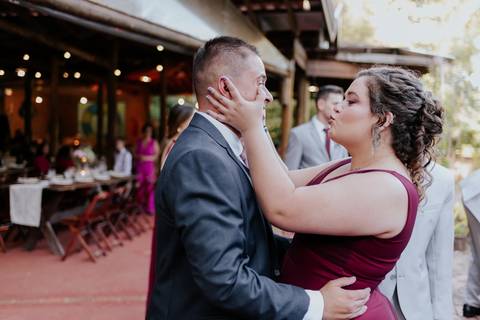 noivo e irmã, antes do casamento, ansiedade - vila de sao francisco - bauru sp - agudos sp - @thaisaugustofotografia - thais augusto fotografia fotografia autoral e documental espontânea no casamento - wedding casamento noivos - fotografia leve'