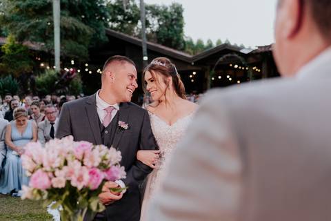 entrada da noiva vila de sao francisco, debora cota cerimonialista, dj emerson cano, thais augusto fotografia, vestido magnus noiva, terno barbara homem, tag de casamento, richard iluminaçao cenica, decoraçao flora'