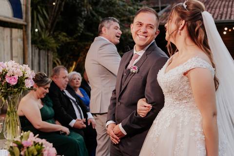 entrada da noiva vila de sao francisco, debora cota cerimonialista, dj emerson cano, thais augusto fotografia, vestido magnus noiva, terno barbara homem, tag de casamento, richard iluminaçao cenica, decoraçao flora'