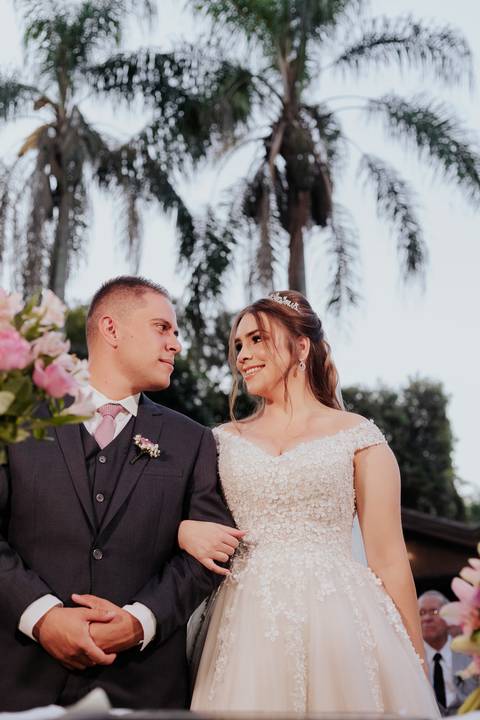 entrada da noiva vila de sao francisco, debora cota cerimonialista, dj emerson cano, thais augusto fotografia, vestido magnus noiva, terno barbara homem, tag de casamento, richard iluminaçao cenica, decoraçao flora'