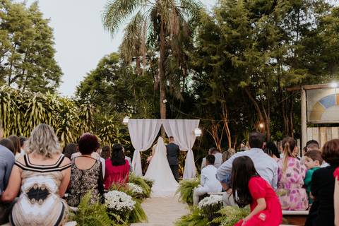 entrada da noiva vila de sao francisco, debora cota cerimonialista, dj emerson cano, thais augusto fotografia, vestido magnus noiva, terno barbara homem, tag de casamento, richard iluminaçao cenica, decoraçao flora'