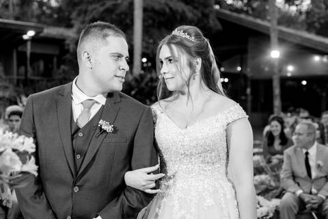 entrada da noiva vila de sao francisco, debora cota cerimonialista, dj emerson cano, thais augusto fotografia, vestido magnus noiva, terno barbara homem, tag de casamento, richard iluminaçao cenica, decoraçao flora'