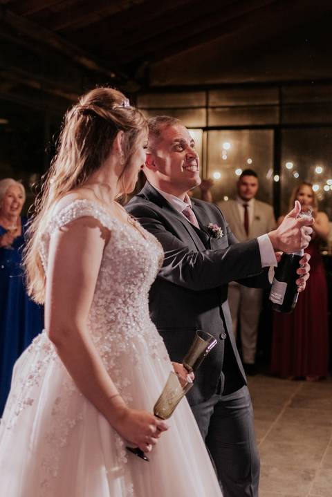 brinde dos noivos na festa de casamento pista balada - casamento animado vila de são francisco'