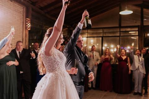 entrada da noiva vila de sao francisco, debora cota cerimonialista, dj emerson cano, thais augusto fotografia, vestido magnus noiva, terno barbara homem, tag de casamento, richard iluminaçao cenica, decoraçao flora'