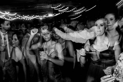 balada fotos animadas e espontâneas no casamento cheio de diversao fotografia autoral e documental na balada do casamento para os noivos, '