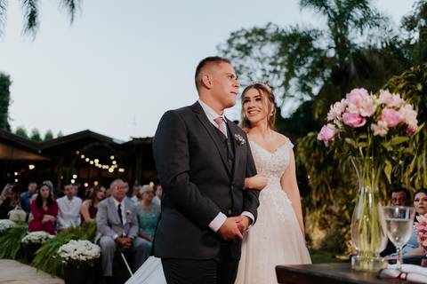 entrada da noiva vila de sao francisco, debora cota cerimonialista, dj emerson cano, thais augusto fotografia, vestido magnus noiva, terno barbara homem, tag de casamento, richard iluminaçao cenica, decoraçao flora'