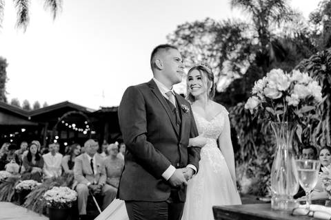 entrada da noiva vila de sao francisco, debora cota cerimonialista, dj emerson cano, thais augusto fotografia, vestido magnus noiva, terno barbara homem, tag de casamento, richard iluminaçao cenica, decoraçao flora'