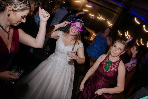 balada fotos animadas e espontâneas no casamento cheio de diversao fotografia autoral e documental na balada do casamento para os noivos, '