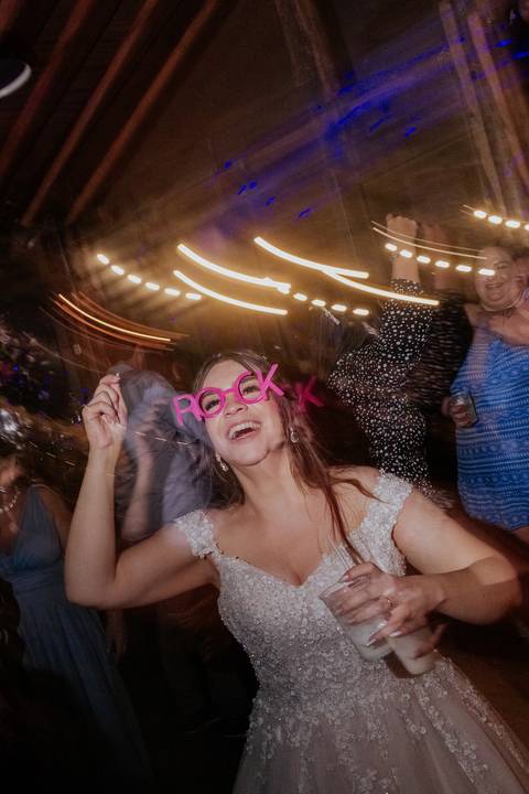balada fotos animadas e espontâneas no casamento cheio de diversao fotografia autoral e documental na balada do casamento para os noivos, '