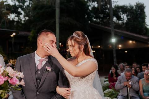 entrada da noiva vila de sao francisco, debora cota cerimonialista, dj emerson cano, thais augusto fotografia, vestido magnus noiva, terno barbara homem, tag de casamento, richard iluminaçao cenica, decoraçao flora'