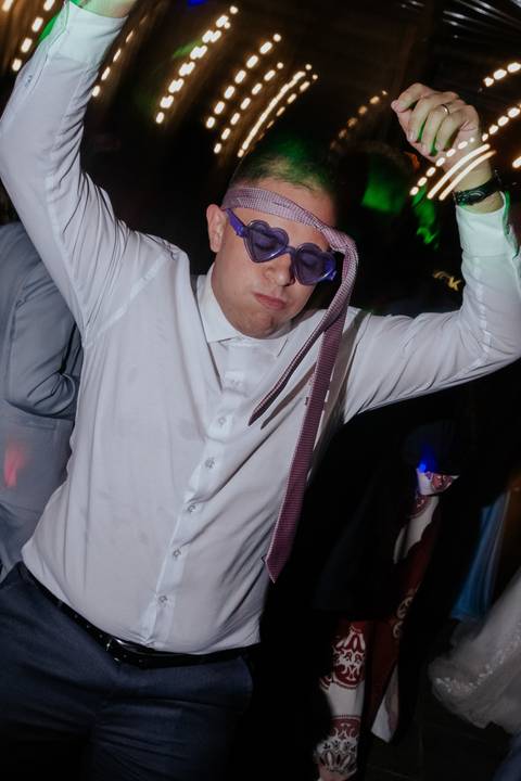 balada fotos animadas e espontâneas no casamento cheio de diversao fotografia autoral e documental na balada do casamento para os noivos, '