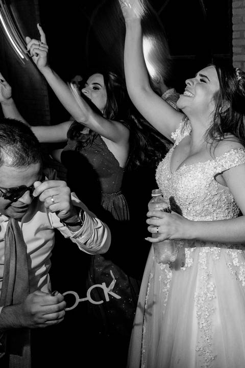 balada fotos animadas e espontâneas no casamento cheio de diversao fotografia autoral e documental na balada do casamento para os noivos, '