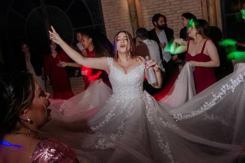 madrinhas balançando o vestido da noiva no dia do casamento na balada divertida e dançando com as madrinhas momento animado na festa de casamento balada'