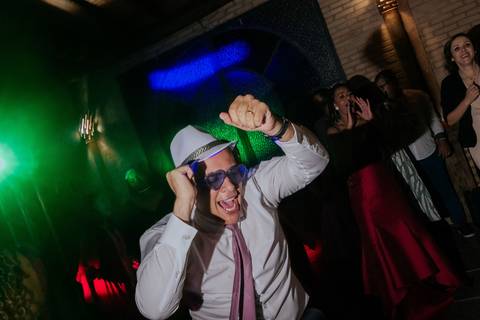 balada fotos animadas e espontâneas no casamento cheio de diversao fotografia autoral e documental na balada do casamento para os noivos, '