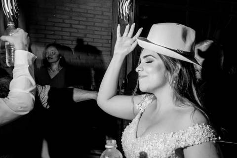 balada fotos animadas e espontâneas no casamento cheio de diversao fotografia autoral e documental na balada do casamento para os noivos, '