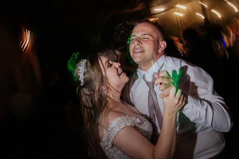 balada fotos animadas e espontâneas no casamento cheio de diversao fotografia autoral e documental na balada do casamento para os noivos, '