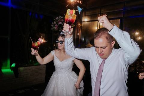 balada fotos animadas e espontâneas no casamento cheio de diversao fotografia autoral e documental na balada do casamento para os noivos, '