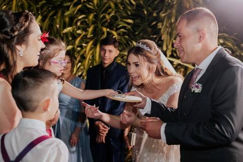 entrada da noiva vila de sao francisco, debora cota cerimonialista, dj emerson cano, thais augusto fotografia, vestido magnus noiva, terno barbara homem, tag de casamento, richard iluminaçao cenica, decoraçao flora'