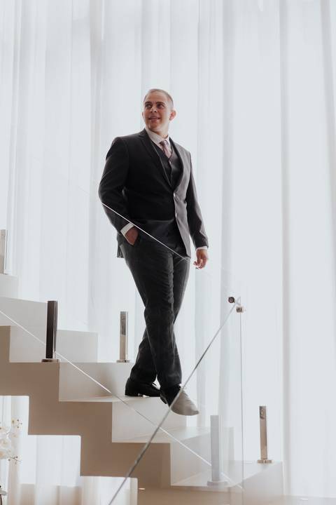 making of noivo barba, barbearia, making of em casa, terno barbara homem - cerimonialista debora cota, vila de sao francisco - fotografa thais augusto fotografia, momentos descontraídos do casamento, fotos espontâneas, criativas, @thaisaugustofotografia'