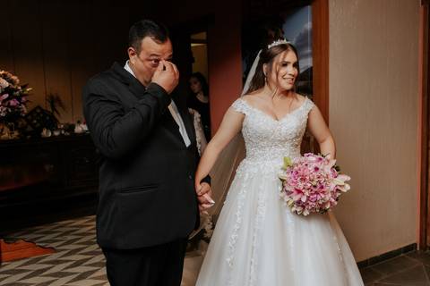 pai e noiva no dia do casamento emocionados'