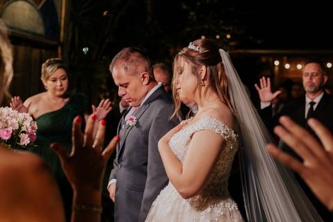 entrada da noiva vila de sao francisco, debora cota cerimonialista, dj emerson cano, thais augusto fotografia, vestido magnus noiva, terno barbara homem, tag de casamento, richard iluminaçao cenica, decoraçao flora'