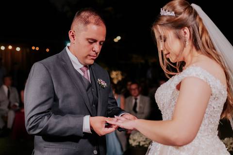 entrada da noiva vila de sao francisco, debora cota cerimonialista, dj emerson cano, thais augusto fotografia, vestido magnus noiva, terno barbara homem, tag de casamento, richard iluminaçao cenica, decoraçao flora'