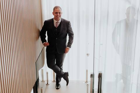 making of noivo barba, barbearia, making of em casa, terno barbara homem - cerimonialista debora cota, vila de sao francisco - fotografa thais augusto fotografia, momentos descontraídos do casamento, fotos espontâneas, criativas, @thaisaugustofotografia'