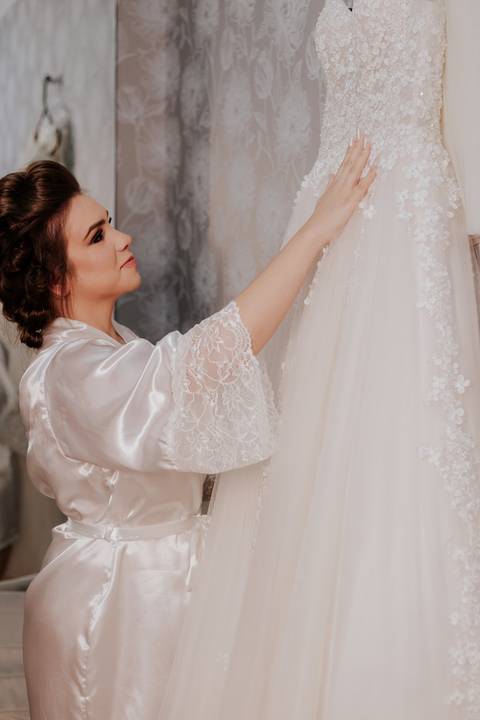 making of da noiva, vestido magnus, cabelo e maquiagem studio mello, melo, fotografia thais augusto fotografia, fotógrafa autoral, espontânea de bauru-sp casamento na vila de sao francisco, brinde da noiva no salão de cabelereiro'