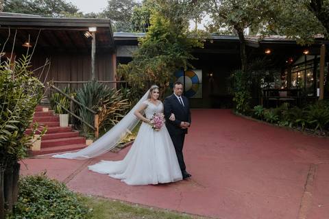 entrada da noiva vila de sao francisco, debora cota cerimonialista, dj emerson cano, thais augusto fotografia, vestido magnus noiva, terno barbara homem, tag de casamento, richard iluminaçao cenica, decoraçao flora'