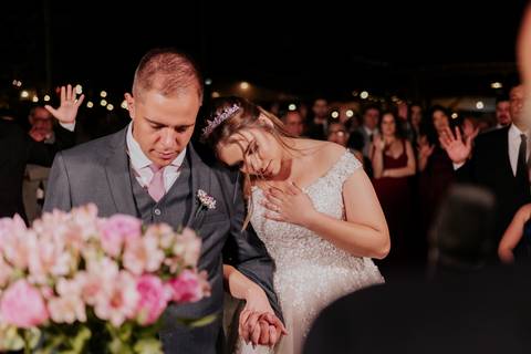 entrada da noiva vila de sao francisco, debora cota cerimonialista, dj emerson cano, thais augusto fotografia, vestido magnus noiva, terno barbara homem, tag de casamento, richard iluminaçao cenica, decoraçao flora'