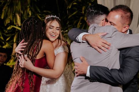 entrada da noiva vila de sao francisco, debora cota cerimonialista, dj emerson cano, thais augusto fotografia, vestido magnus noiva, terno barbara homem, tag de casamento, richard iluminaçao cenica, decoraçao flora'