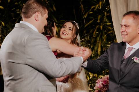 entrada da noiva vila de sao francisco, debora cota cerimonialista, dj emerson cano, thais augusto fotografia, vestido magnus noiva, terno barbara homem, tag de casamento, richard iluminaçao cenica, decoraçao flora'