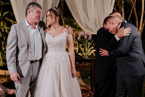 entrada da noiva vila de sao francisco, debora cota cerimonialista, dj emerson cano, thais augusto fotografia, vestido magnus noiva, terno barbara homem, tag de casamento, richard iluminaçao cenica, decoraçao flora'