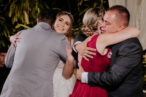 entrada da noiva vila de sao francisco, debora cota cerimonialista, dj emerson cano, thais augusto fotografia, vestido magnus noiva, terno barbara homem, tag de casamento, richard iluminaçao cenica, decoraçao flora'