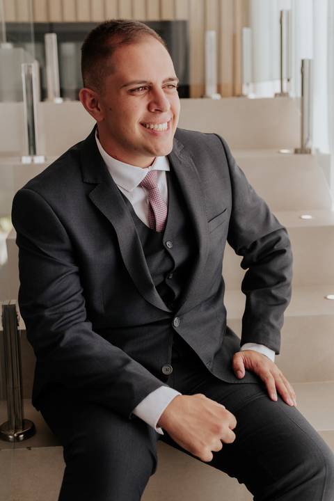 making of noivo barba, barbearia, making of em casa, terno barbara homem - cerimonialista debora cota, vila de sao francisco - fotografa thais augusto fotografia, momentos descontraídos do casamento, fotos espontâneas, criativas, @thaisaugustofotografia'