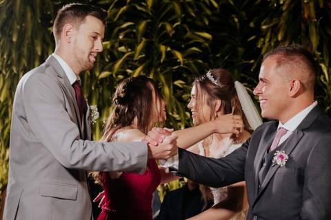 entrada da noiva vila de sao francisco, debora cota cerimonialista, dj emerson cano, thais augusto fotografia, vestido magnus noiva, terno barbara homem, tag de casamento, richard iluminaçao cenica, decoraçao flora'