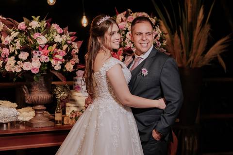 entrada da noiva vila de sao francisco, debora cota cerimonialista, dj emerson cano, thais augusto fotografia, vestido magnus noiva, terno barbara homem, tag de casamento, richard iluminaçao cenica, decoraçao flora'